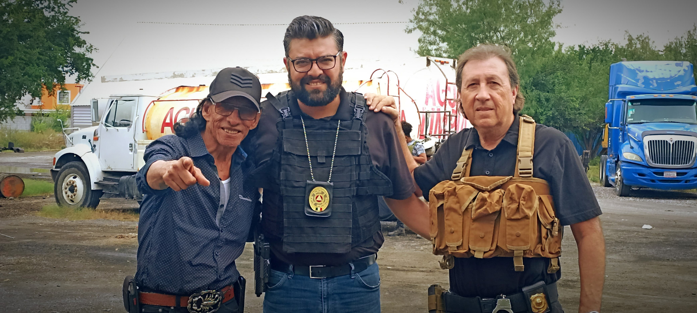 Jesús Rocha De la Cruz con los actores Amador Granados El Alakran y Raúl González, estrellas del cine mexicano.